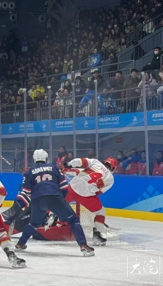 包含冰球赛后采访曝光，内幕引发热议的词条