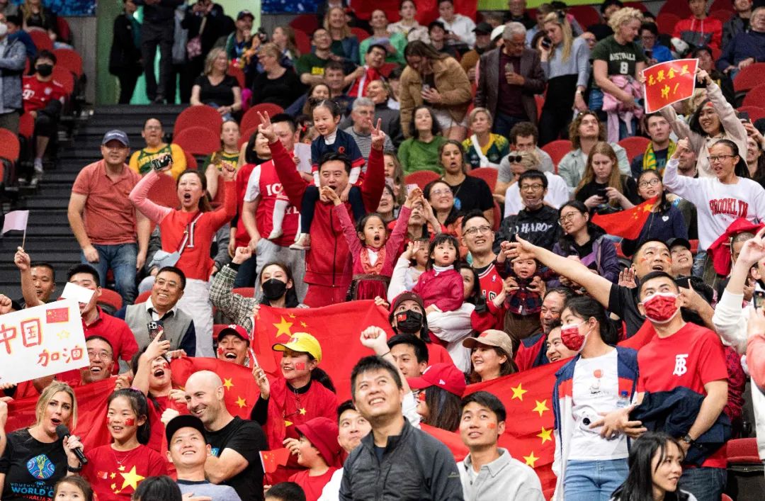 包含场面火爆！奥运会观众席沸腾不已的词条