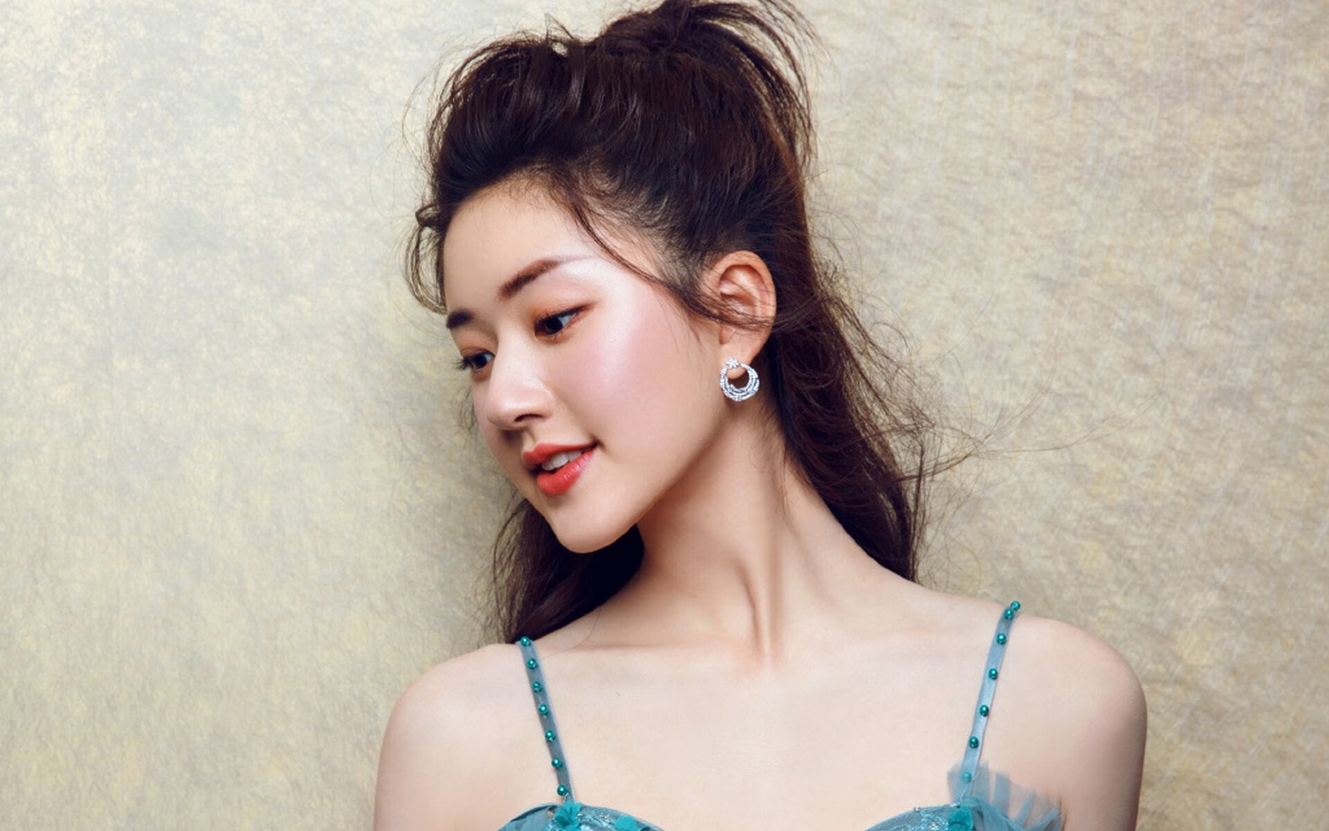 欧冠皇马用经验磨锋利刃，英超马丁内利以锐气刻下印记—两种胜利诠释绿茵场的永恒魅力